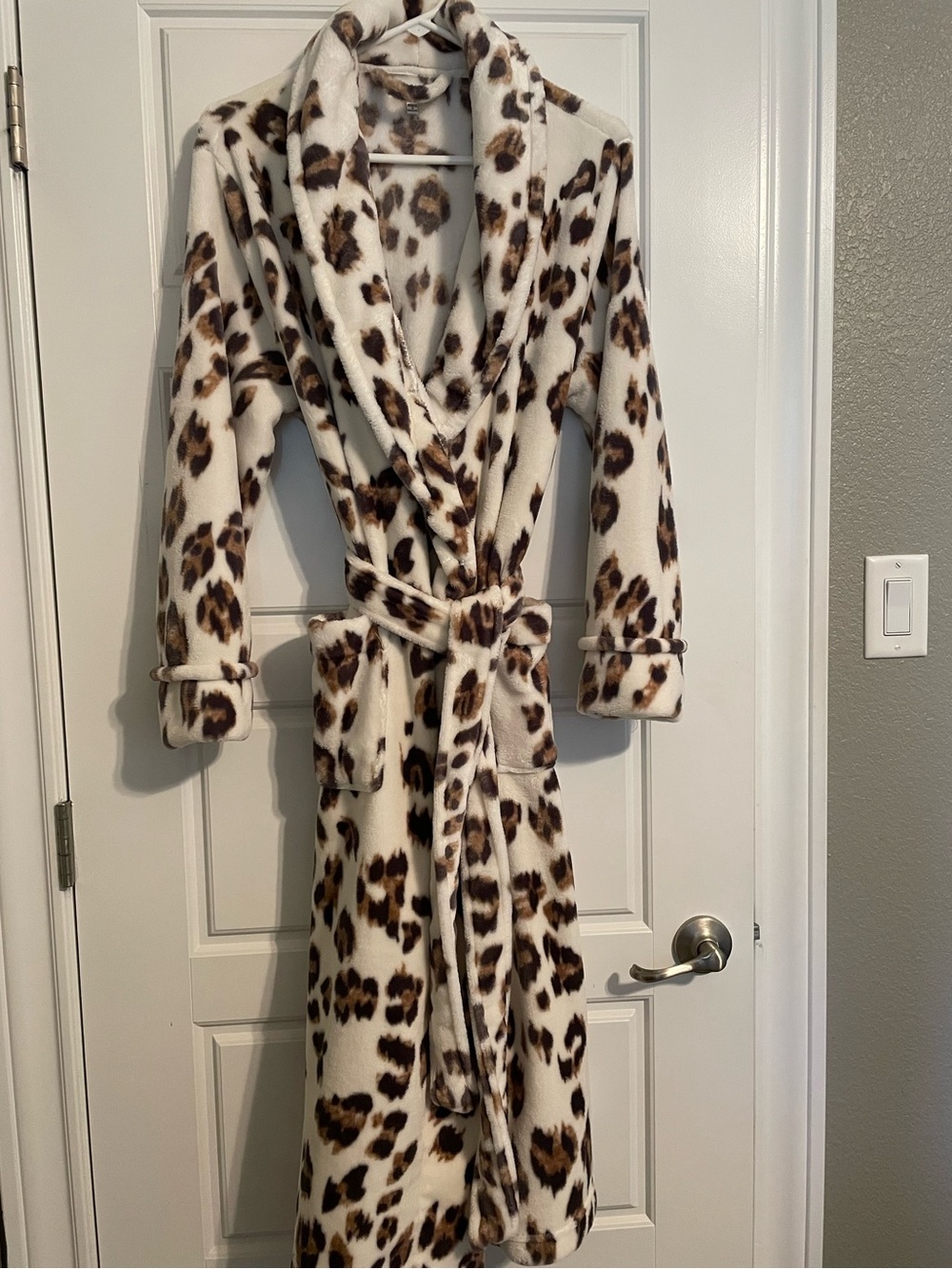 SONOMA Leopard Print Plush Robe Super Soft - Cream & Brown